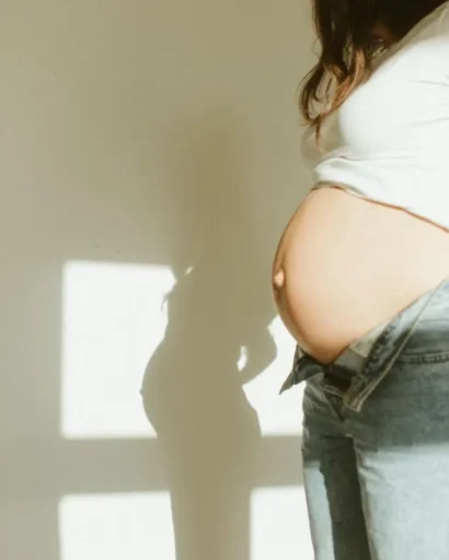 Accessorize Your Baby Bump: Fun Props for Your Photos